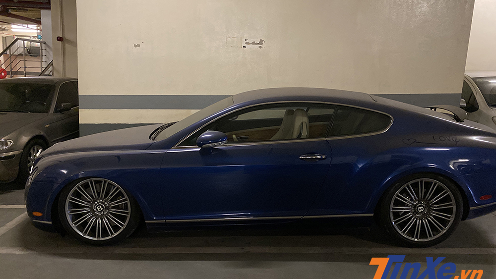Chiếc Bentley Continental GT Speed m&agrave;u xanh độc đ&aacute;o bị bỏ qu&ecirc;n dưới hầm gửi xe.