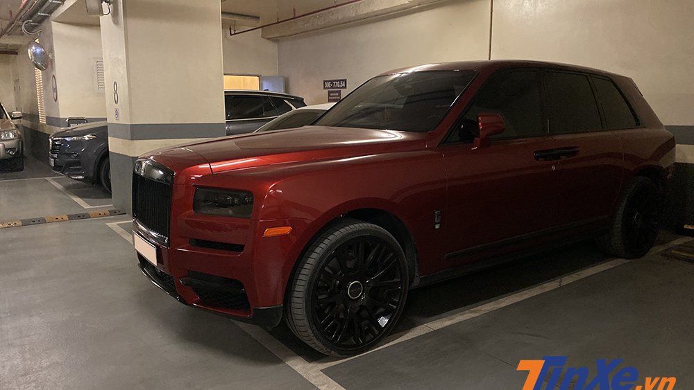 Thay thế cho một số chi tiết mạ crome b&oacute;ng th&igrave; chiếc Rolls-Royce Cullinan đ&atilde; được sơn sang m&agrave;u đen.