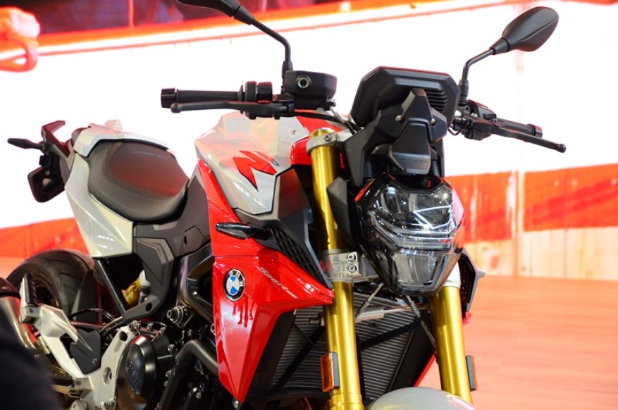 Đ&egrave;n pha BMW F900R rất nhỏ gọn, được t&iacute;ch hợp c&ocirc;ng nghệ đ&egrave;n hỗ trợ v&agrave;o cua