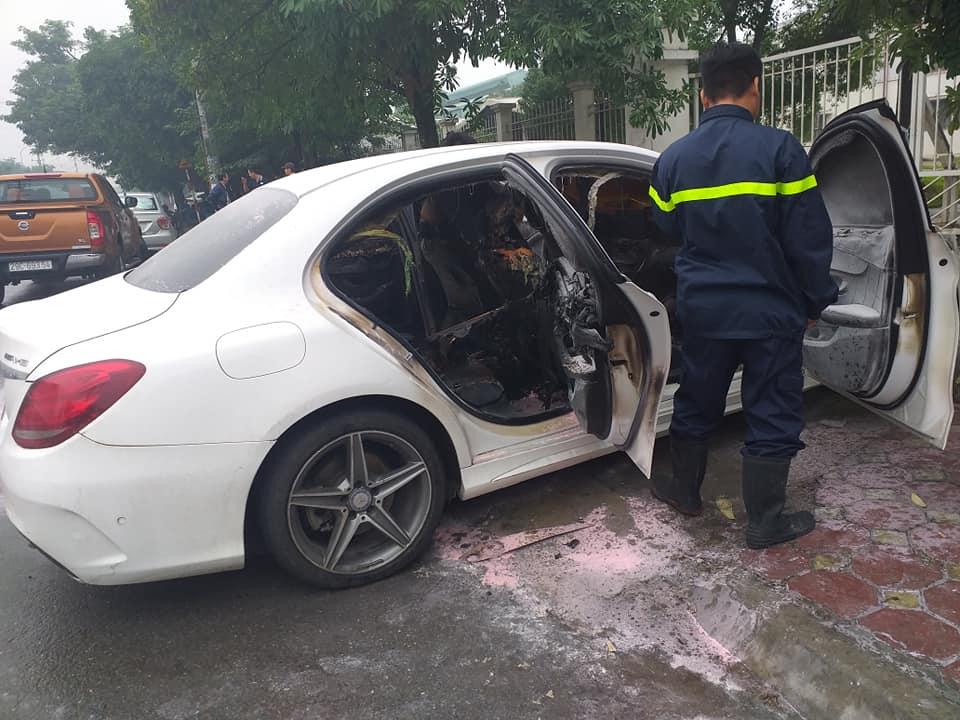 Chiếc Mercedes-Benz C300 AMG bị hỏng nặng ở nội thất