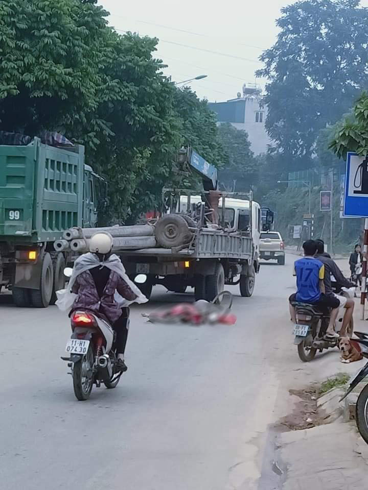 Hiện trường vụ tai nạn khiến người phụ nữ đi xe đạp tử vong