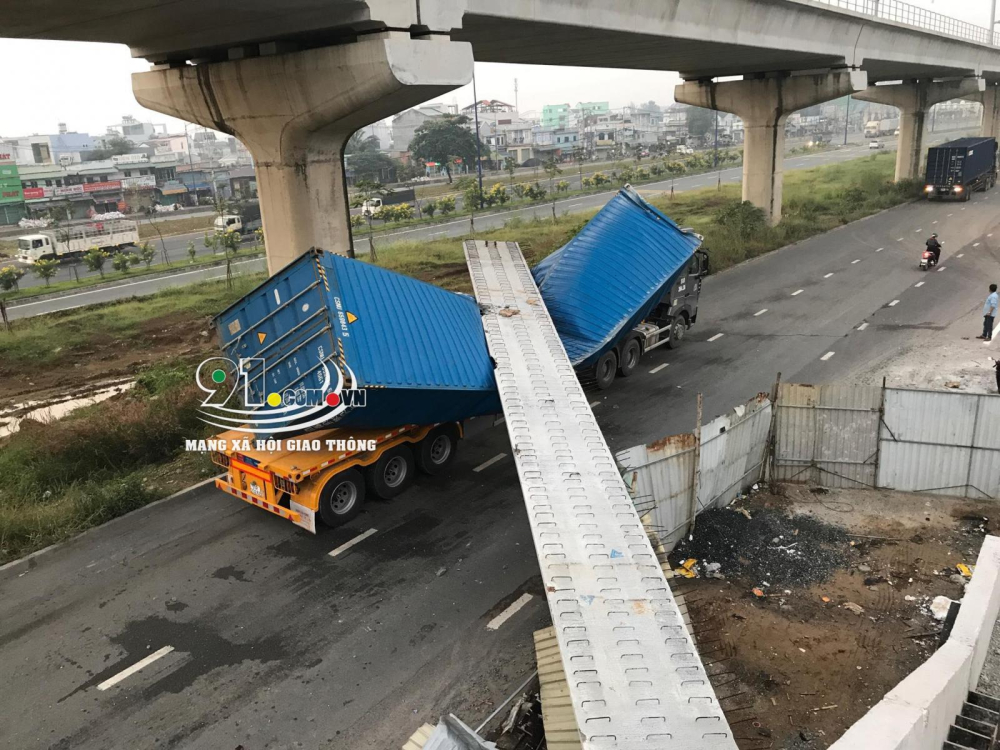 Th&ugrave;ng container của chiếc xe đầu k&eacute;o bẹp d&uacute;m