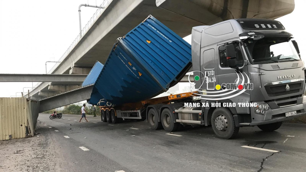 Th&ugrave;ng container nằm nghi&ecirc;ng tr&ecirc;n rơ-mo&oacute;c của xe đầu k&eacute;o