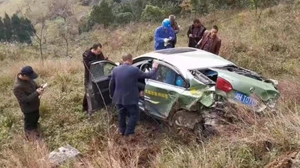 Chiếc taxi bị hư hỏng nặng tại hiện trường vụ tai nạn