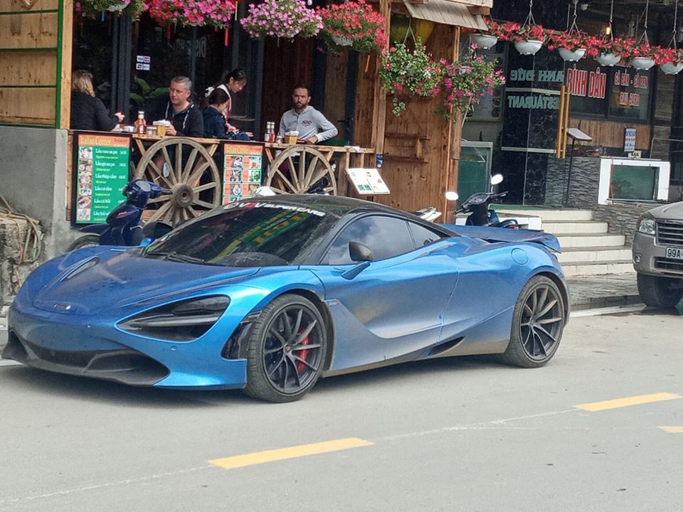 Chiếc McLaren 720S này nguyên bản có màu sơn đỏ Memphis