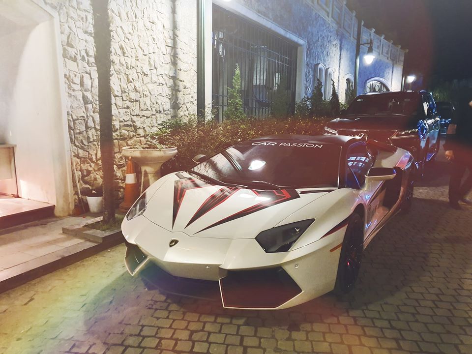  Lamborghini Aventador LP700-4 mui trần và phía sau là Lexus LX570