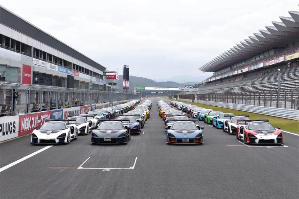 Có 107 chiếc siêu xe McLaren xuất hiện và xếp thành 4 hàng Có 107 chiếc siêu xe McLaren xuất hiện và xếp thành 4 hàng