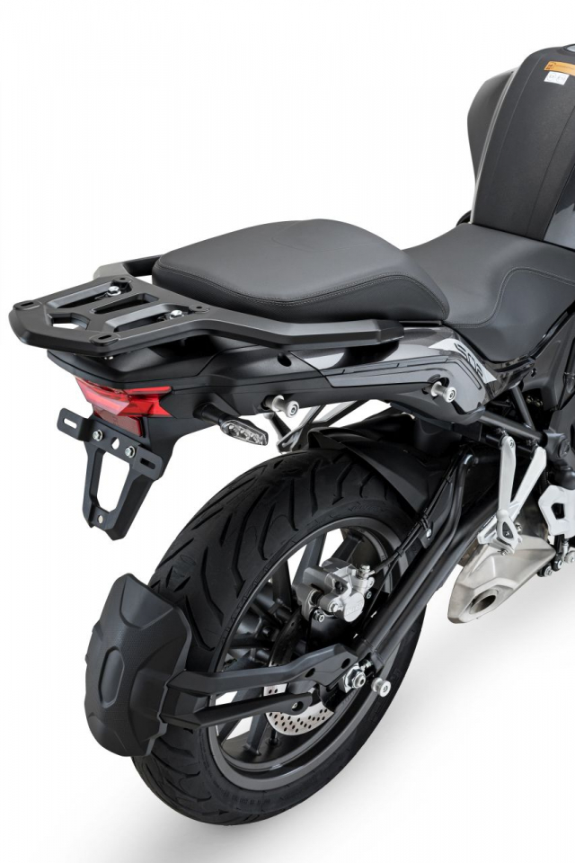 Baga sau của Benelli TRK502 cùng bộ yên đã được hoàn thiện tốt hơn phiên bản trước Baga sau của Benelli TRK502 cùng bộ yên đã được hoàn thiện tốt hơn phiên bản trước