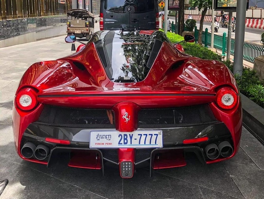 Và Ferrari LaFerrari Coupe duy nhất ở Campuchia cũng mang biển tứ quý 7