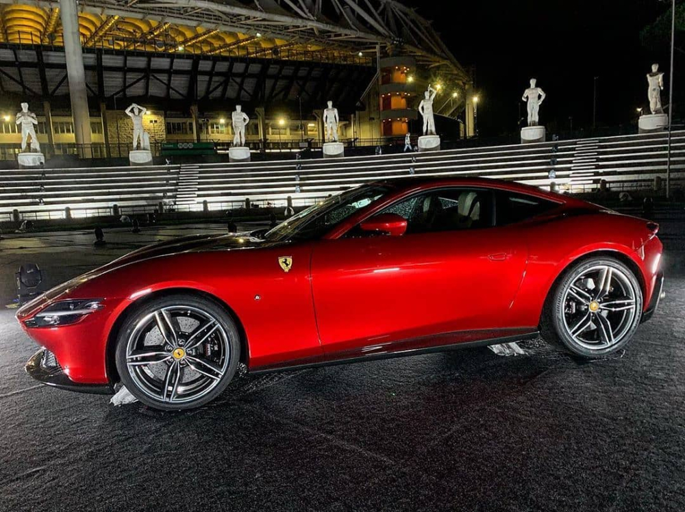 Siêu xe mới toanh Ferrari Roma màu sơn đỏ rất nổi bật Siêu xe mới toanh Ferrari Roma màu sơn đỏ rất nổi bật