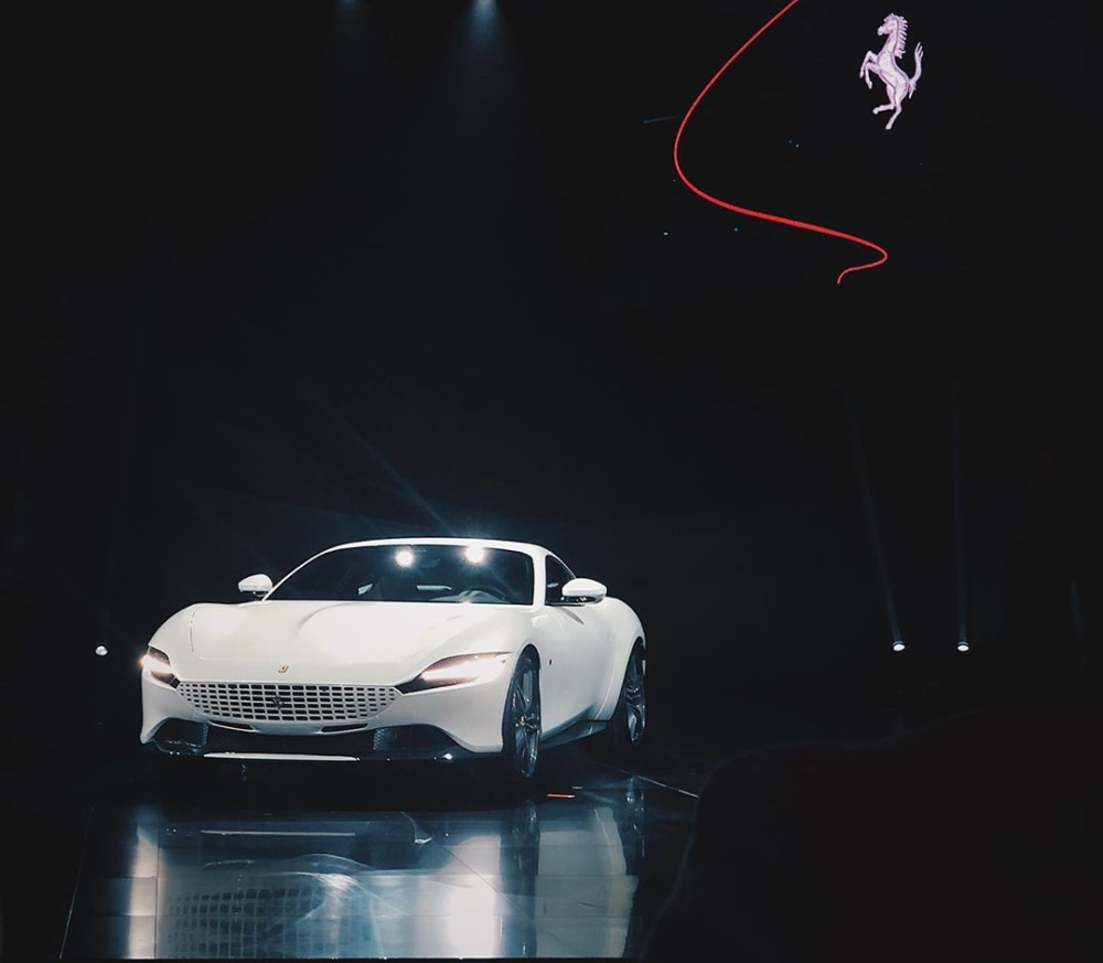 Ferrari Roma nhìn đối diện đầu xe Ferrari Roma nhìn đối diện đầu xe