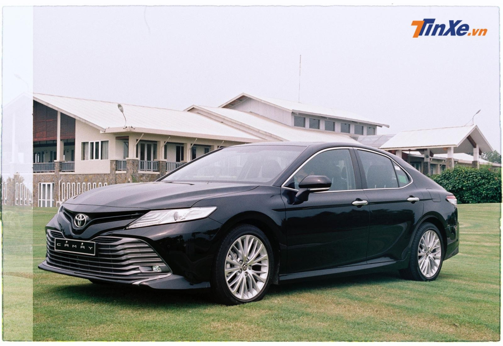 Sau khi chuyển sang nhập khẩu, giá bán của Toyota Camry rẻ hơn thế hệ cũ tới 70 triệu đồng