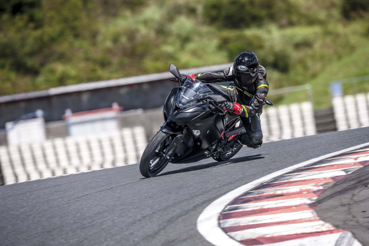 Chiếc xe EV với bộ vỏ lấy từ Kawasaki Ninja 300 được thử nghiệm trên đường đua tại Nhật