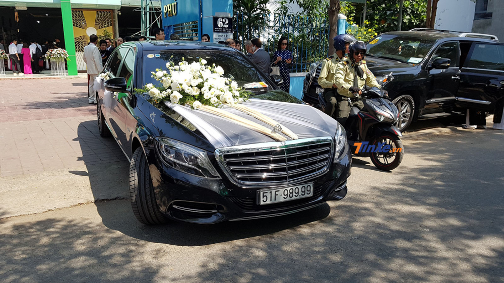 Chiếc xe siêu sang Mercedes-Maybach S600 được dùng để đưa Bảo Thy về dinh