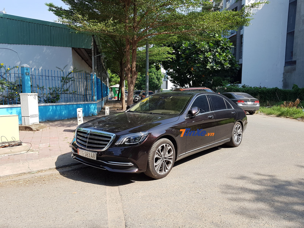 Hàng loạt chiếc xe sang mang thương hiệu Mercedes-Benz xuất hiện bên ngoài nhà thờ