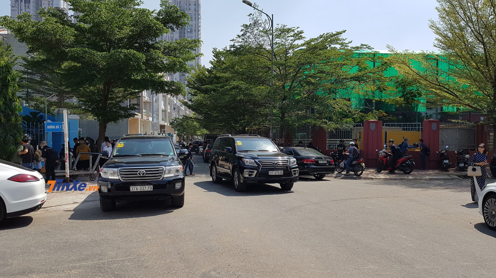 Một chiếc Lexus LX570 đời cũ với biển số đẹp không kém cùng Toyota Land Cruiser