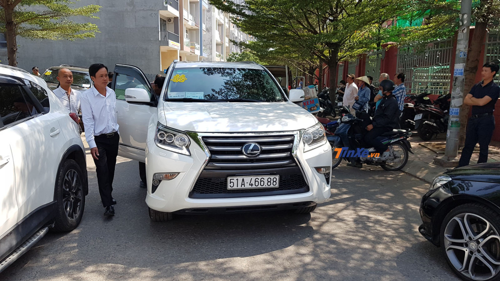 Một chiếc SUV hạng sang Lexus GX460 màu trắng muốt