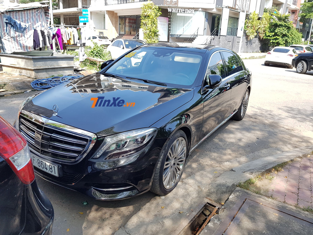Hàng loạt chiếc xe sang mang thương hiệu Mercedes-Benz xuất hiện bên ngoài nhà thờ