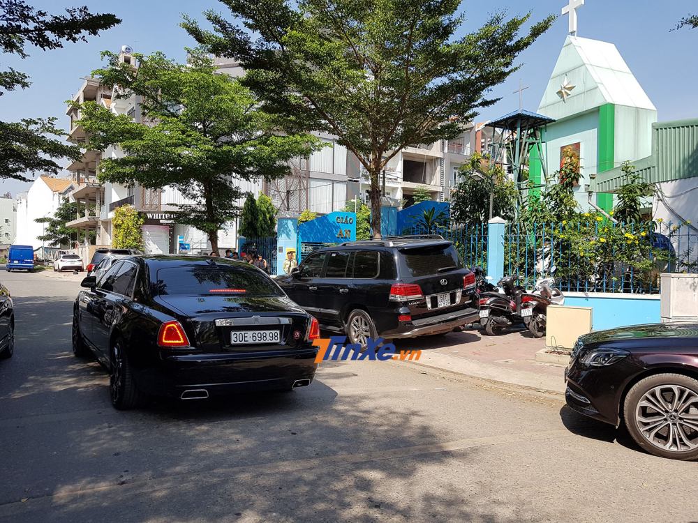 Cặp đôi xe sang Rolls-Royce Ghost và Lexus LX570 đời cũ