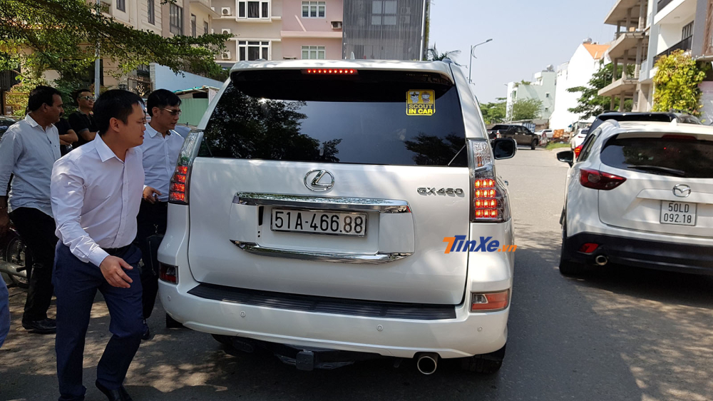 Chiếc SUV hạng sang Lexus GX460 màu trắng muốt này đeo biển số khá đẹp