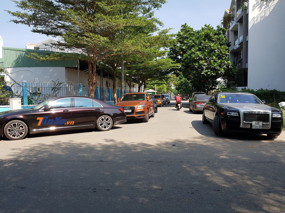 Những chiếc xe sang đỗ bên ngoài nhà thờ ở quận 7