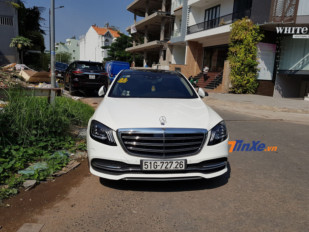 Hàng loạt chiếc xe sang mang thương hiệu Mercedes-Benz xuất hiện bên ngoài nhà thờ