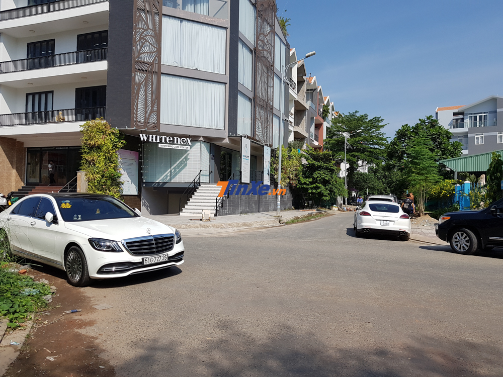 Porsche Panamera của c&ocirc; d&acirc;u v&agrave; ph&iacute;a b&ecirc;n tay tr&aacute;i l&agrave; một chiếc Mercedes-Benz S450 được độ lại m&acirc;m đa chấu k&eacute;p của Mercedes-Maybach S600