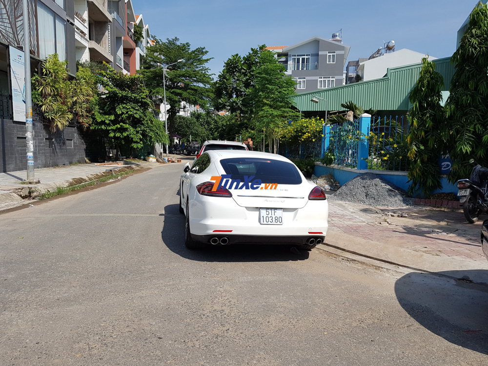 Chiếc Porsche Panamera m&agrave;u trắng đời cũ n&agrave;y thuộc sở hữu của Bảo Thy