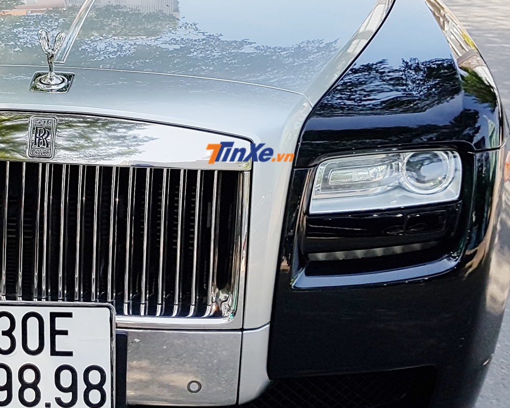 Chiếc xe si&ecirc;u sang Rolls-Royce Ghost xuất hiện trong buổi đưa d&acirc;u của Bảo Thy thuộc thế hệ đầu ti&ecirc;n, Series I. Điều n&agrave;y thể hiện r&otilde; nhất qua đ&egrave;n pha vu&ocirc;ng vức của xe.