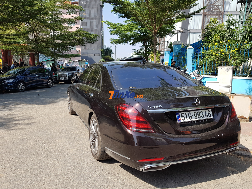 Nằm b&ecirc;n dưới nắp cap&ocirc; của Mercedes-Benz S450L 2018 l&agrave; động cơ xăng V6, dung t&iacute;ch 3.0 l&iacute;t