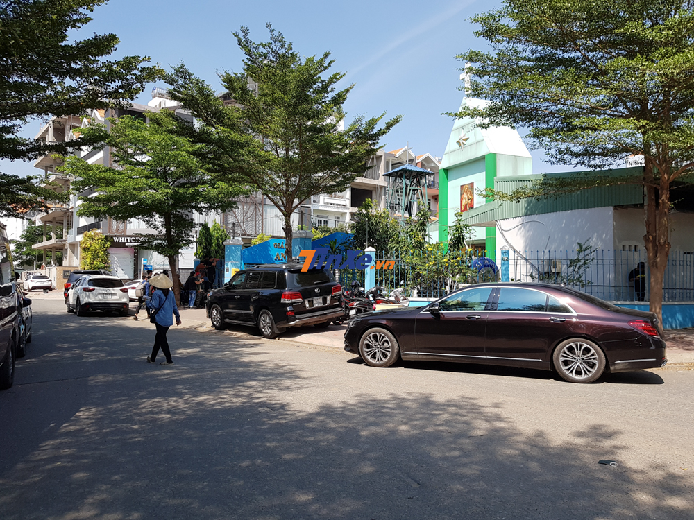 Trong d&agrave;n xe đưa d&acirc;u của Bảo Thy v&agrave; &ocirc;ng x&atilde; doanh nh&acirc;n Phan Lĩnh c&oacute; kh&ocirc;ng &iacute;t những chiếc mang biển si&ecirc;u đẹp chẳng hạn như thần t&agrave;i lớn, biển cặp hay cả loại biển tam hoa 9 rất đẹp mắt.