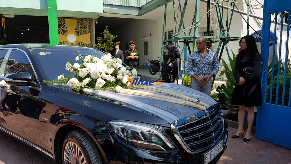 Hoa cưới được thêm trên nắp capô của Mercedes-Maybach S600 làm xe đưa dâu sáng nay của nữ ca sĩ Bảo Thy Hoa cưới được thêm trên nắp capô của Mercedes-Maybach S600 làm xe đưa dâu sáng nay của nữ ca sĩ Bảo Thy