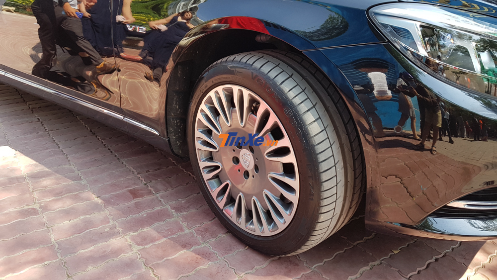 Xe siêu sang Mercedes-Maybach S600 làm xe hoa trong hôn lễ của Bảo Thy sử dụng động cơ V12, dung tích 6.0 lít, tăng áp kép, sản sinh công suất tối đa 530 mã lực và mô-men xoắn cực đại 830 Nm. Xe siêu sang Mercedes-Maybach S600 làm xe hoa trong hôn lễ của Bảo Thy sử dụng động cơ V12, dung tích 6.0 lít, tăng áp kép, sản sinh công suất tối đa 530 mã lực và mô-men xoắn cực đại 830 Nm.