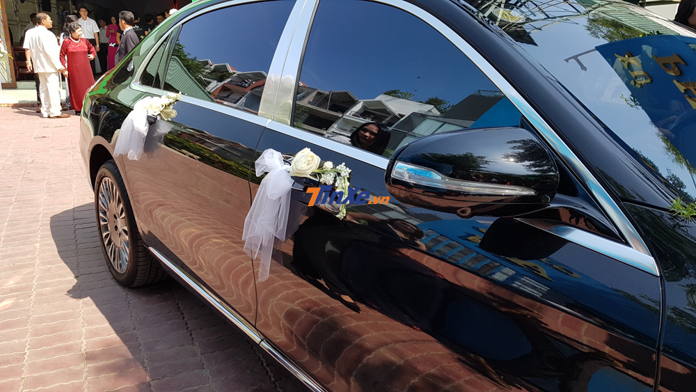 Các tay nắm cửa của xe đưa dâu Mercedes-Maybach S600 có thêm nơ và hoa cưới Các tay nắm cửa của xe đưa dâu Mercedes-Maybach S600 có thêm nơ và hoa cưới