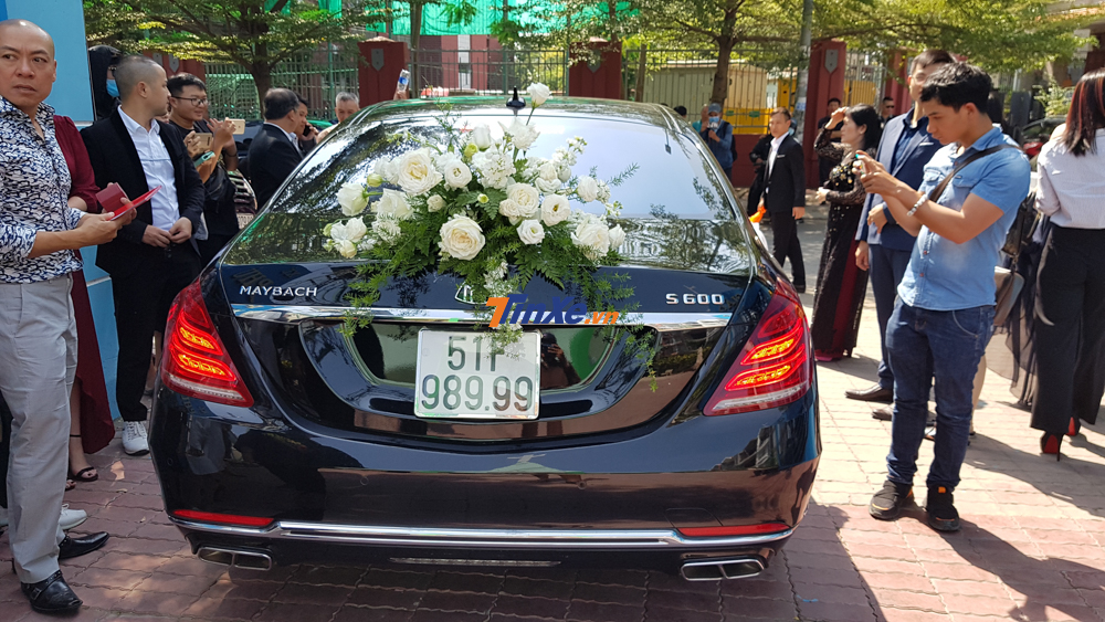 Xe siêu sang Mercedes-Maybach S600 làm xe hoa trong hôn lễ của Bảo Thy sử dụng động cơ V12, dung tích 6.0 lít, tăng áp kép, sản sinh công suất tối đa 530 mã lực và mô-men xoắn cực đại 830 Nm. Xe siêu sang Mercedes-Maybach S600 làm xe hoa trong hôn lễ của Bảo Thy sử dụng động cơ V12, dung tích 6.0 lít, tăng áp kép, sản sinh công suất tối đa 530 mã lực và mô-men xoắn cực đại 830 Nm.