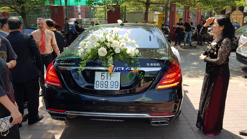chồng của Bảo Thy đã chọn chiếc xe siêu sang Mercedes-Maybach S600 của mình làm xe đưa dâu chồng của Bảo Thy đã chọn chiếc xe siêu sang Mercedes-Maybach S600 của mình làm xe đưa dâu