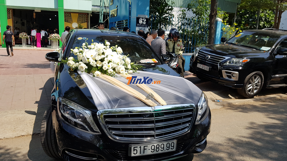 Chiếc Mercedes-Maybach S600 này được trang trí thêm hoa cưới ở nắp capô phía trước và sau xe Chiếc Mercedes-Maybach S600 này được trang trí thêm hoa cưới ở nắp capô phía trước và sau xe