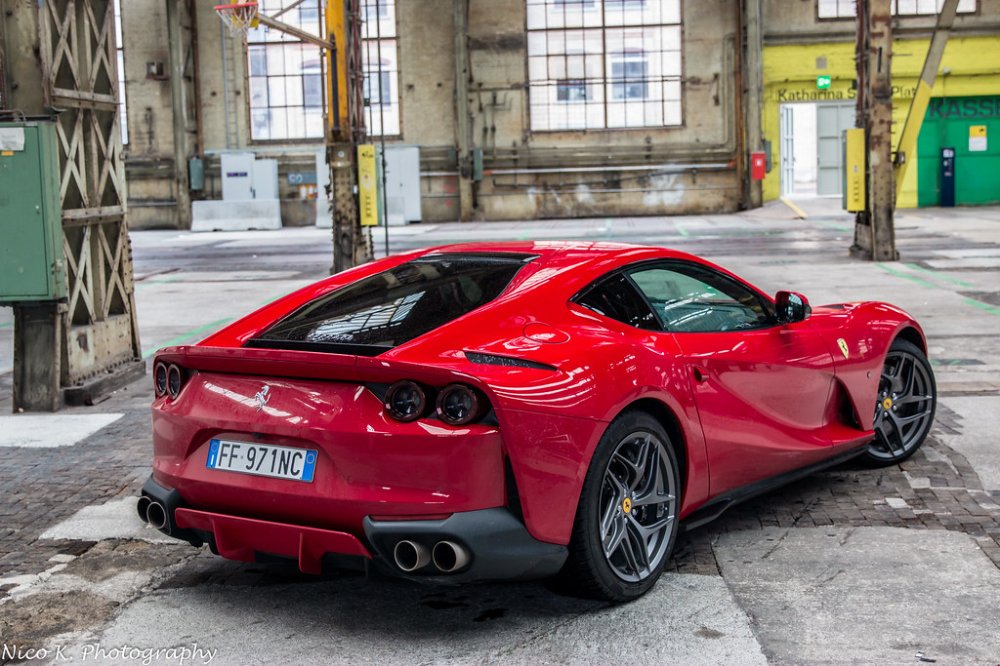 Siêu xe Ferrari 812 Superfast có giá hơn 7,7 tỷ đồng tại nước ngoài