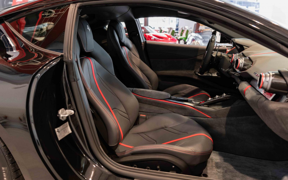 Nội thất một chiếc siêu xe Ferrari 812 Superfast
