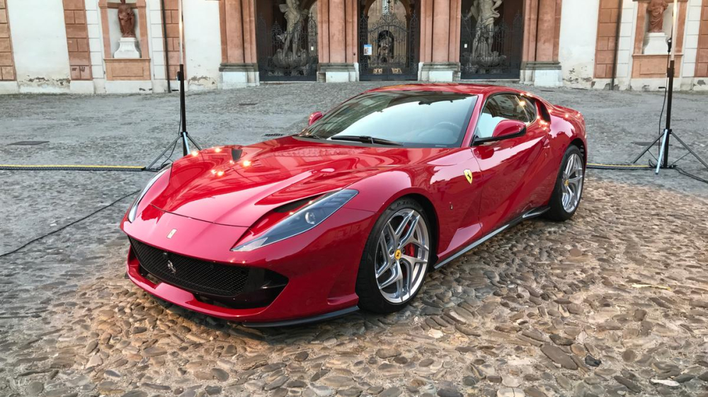 Vẻ đẹp của siêu xe Ferrari 812 Superfast mang màu sơn đỏ
