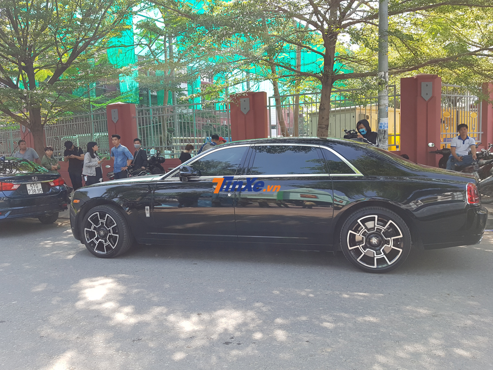 H&atilde;ng xe si&ecirc;u sang Anh quốc đ&atilde; phủ đến 44 lớp carbon l&ecirc;n bề mặt bộ m&acirc;m độc quyền cho Rolls-Royce Ghost Black Badge nhằm gi&uacute;p bộ guốc của xe c&oacute; m&agrave;u sơn 2 t&ocirc;ng m&agrave;u v&agrave; đồng thời mang đến trọng lượng nhẹ hơn