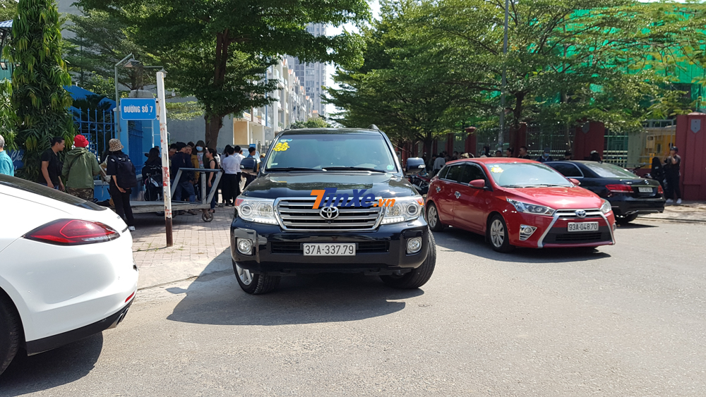 D&agrave;n xe SUV hạng sang c&oacute; mặt tại h&ocirc;n lễ của nữ ca sĩ C&ocirc;ng Ch&uacute;a Bong B&oacute;ng c&ograve;n c&oacute; một chiếc Toyota Land Cruiser c&oacute; hai số cuối l&agrave; 79 mang h&agrave;m &yacute; thần t&agrave;i lớn.