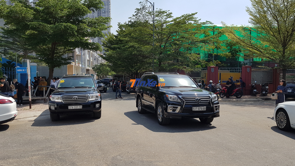 Bộ đ&ocirc;i SUV hạng sang l&agrave; Lexus LX570 v&agrave; Toyota Land Cruiser khoe biển đẹp c&ugrave;ng với nhau