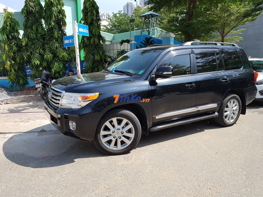 Toyota Land Cruiser sử dụng khối động cũ l&agrave; loại V8, dung t&iacute;ch 4,6 l&iacute;t, sản sinh c&ocirc;ng suất tối đa 304 m&atilde; lực v&agrave; m&ocirc;-men xoắn cực đại 439 Nm. Sức mạnh được truyền tải tới b&aacute;nh xe th&ocirc;ng qua hộp số tự động 6 cấp v&agrave; hệ dẫn động 2 cầu to&agrave;n thời gian.