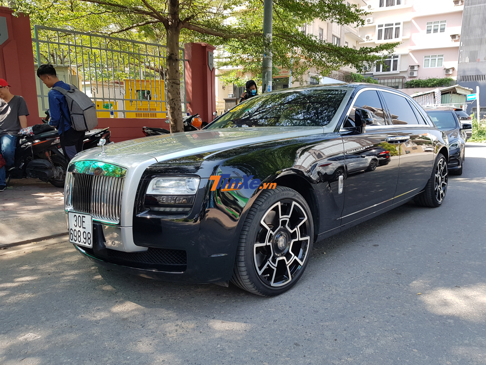 Kh&ocirc;ng &iacute;t những buổi rước d&acirc;u tại Việt Nam c&oacute; sự xuất hiện của mẫu xe si&ecirc;u sang Rolls-Royce Ghost