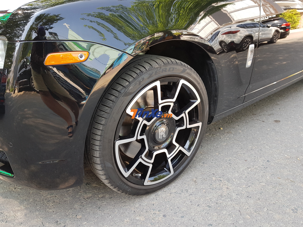 Đầu ti&ecirc;n ch&iacute;nh l&agrave; việc d&agrave;n ch&acirc;n của chiếc xe si&ecirc;u sang Rolls-Royce Ghost Series I xuất hiện tại h&ocirc;n lễ của nữ ca sỹ Bảo Thy v&agrave; &ocirc;ng x&atilde; doanh nh&acirc;n Phan Lĩnh đ&atilde; được n&acirc;ng tầm l&ecirc;n của phi&ecirc;n bản Black Badge hay c&ograve;n gọi l&agrave; b&oacute;ng đ&ecirc;m.