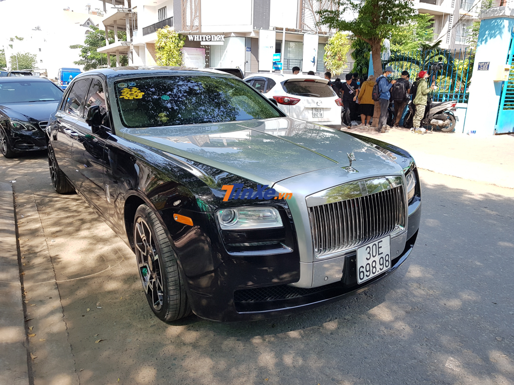 Chiếc xe si&ecirc;u sang Rolls-Royce Ghost xuất hiện tại buổi rước d&acirc;u của C&ocirc;ng Ch&uacute;a Bong B&oacute;ng v&agrave;o s&aacute;ng sớm ng&agrave;y 15 th&aacute;ng 11 thuộc phi&ecirc;n bản Series I