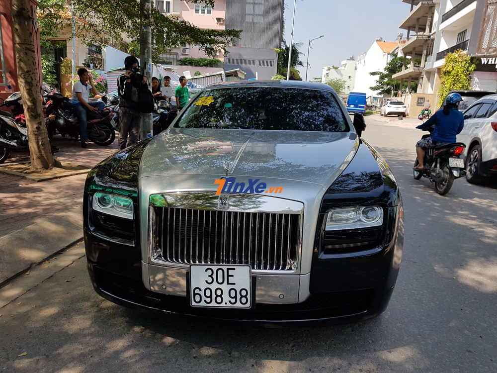 Đắt đỏ v&agrave; nổi bật nhất kh&ocirc;ng ai kh&aacute;c ch&iacute;nh l&agrave; mẫu xe si&ecirc;u sang Rolls-Royce Ghost Series I mang biển kiểm so&aacute;t 30E-698.98