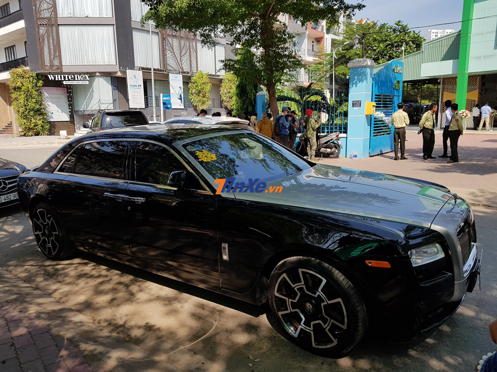 Cận cảnh vẻ đẹp của chiếc xe si&ecirc;u sang Rolls-Royce Ghost xuất hiện tại h&ocirc;n lễ của nữ ca sỹ Bảo Thy v&agrave; &ocirc;ng x&atilde; doanh nh&acirc;n Phan Lĩnh diễn ra ở một gi&aacute;o xứ tại quận 7, Tp.HCM, c&aacute;ch nh&agrave; c&ocirc; d&acirc;u chừng 1 km.