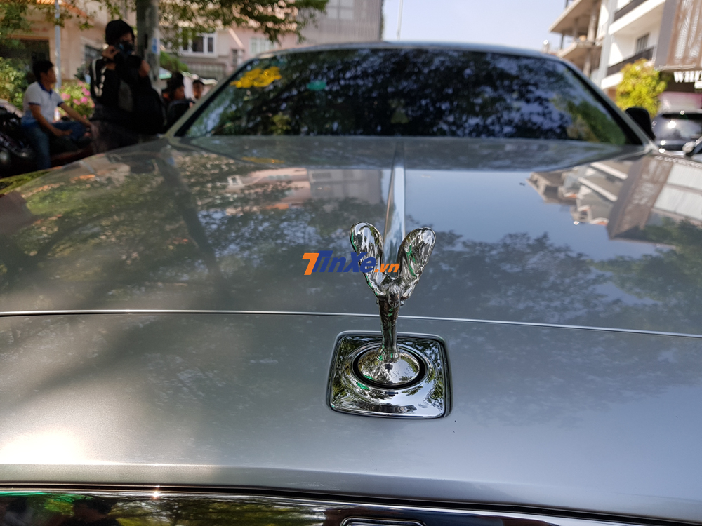 Rolls-Royce Ghost thế hệ đầu ti&ecirc;n được trang bị động cơ V12, dung t&iacute;ch 6.6 l&iacute;t, tăng &aacute;p k&eacute;p, sản sinh c&ocirc;ng suất tối đa 562 m&atilde; lực v&agrave; m&ocirc;-men xoắn cực đại 780 Nm